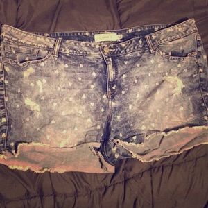 Distresses heart print jean shorts
